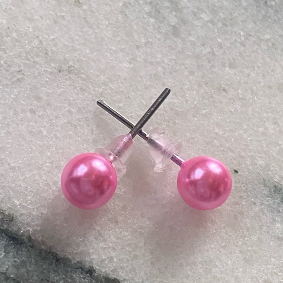 ๐Sale ๐2 for $10 NWOT shiny pink faux Pearl post earrings rubber backs - Picture 3 of 5